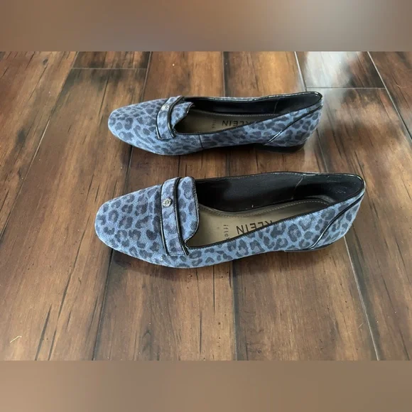 Anne Klein Flats with Sleek Design - Picture 4 of 7